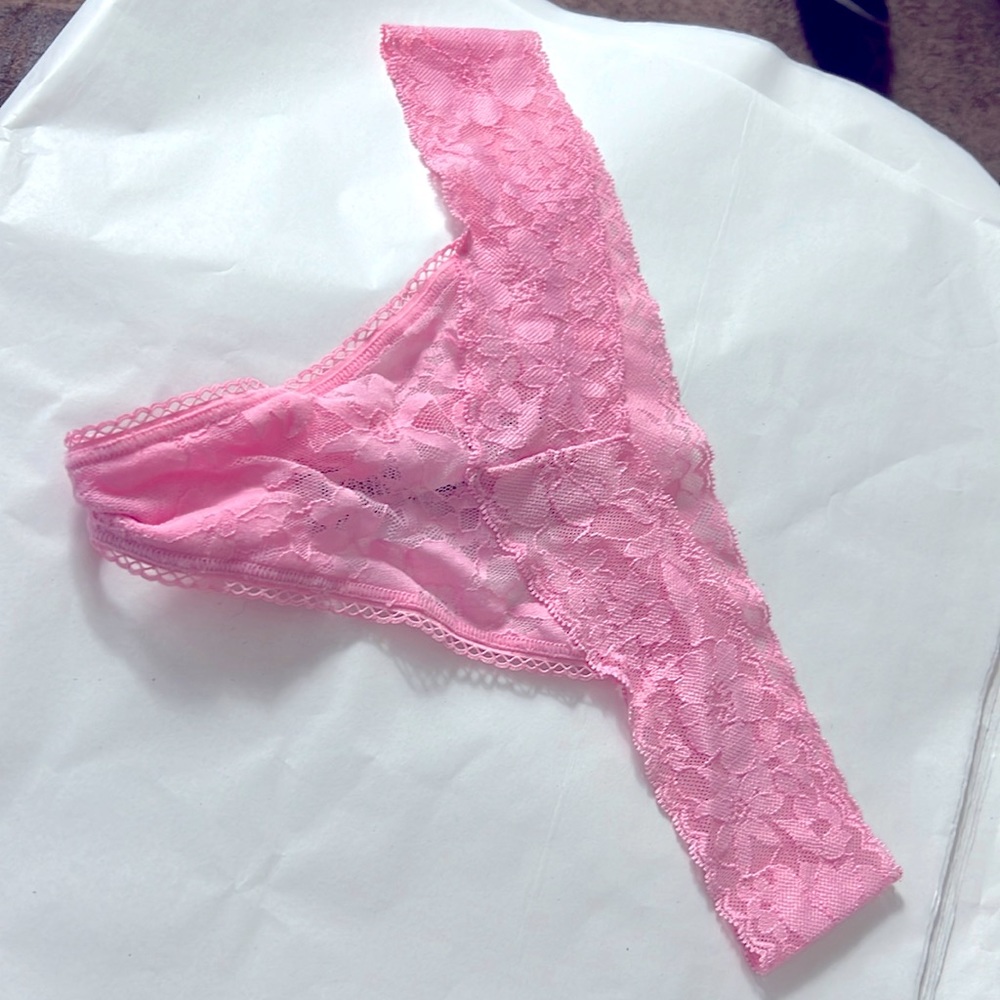 victoria’s secret women’s panties size M pink thong Pre owned never worn